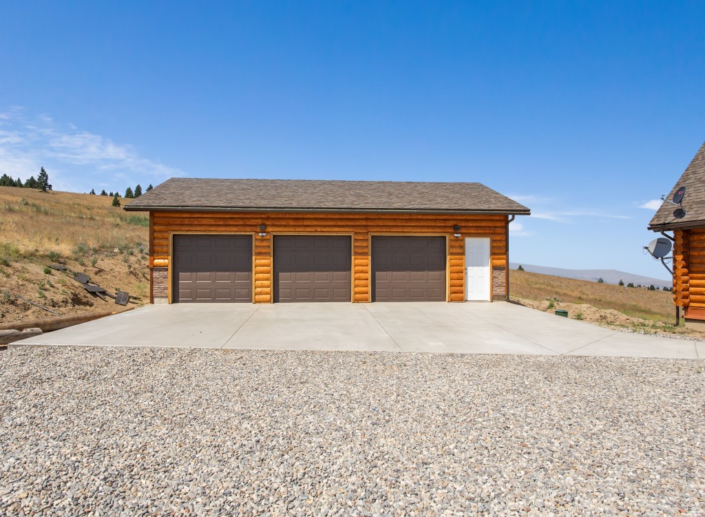 Impressive Log Home in Butte, Montana