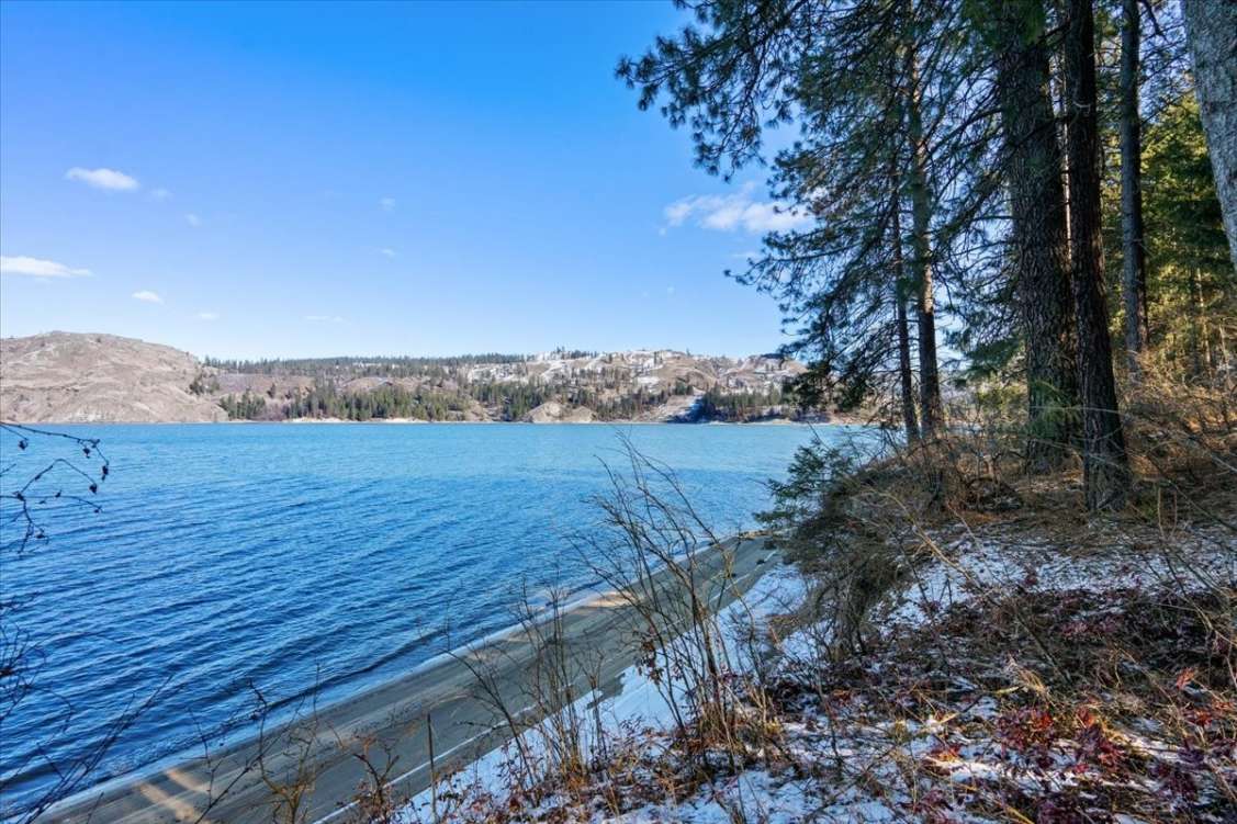 listing-67ae77f72080f-16-Lake.jpg