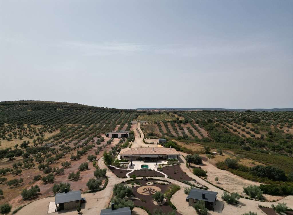 listing-68ee9a6685988-VillamanriqueSportingProperty_WWHP_01.jpg