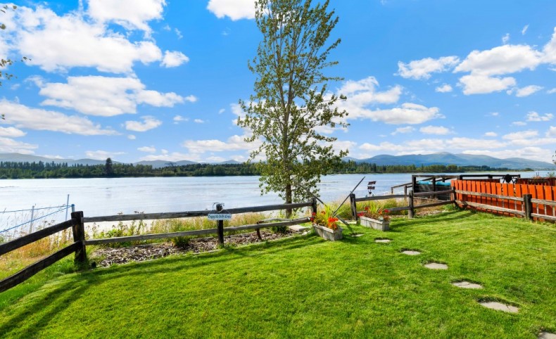 Beachy Vibe on Pend Oreille