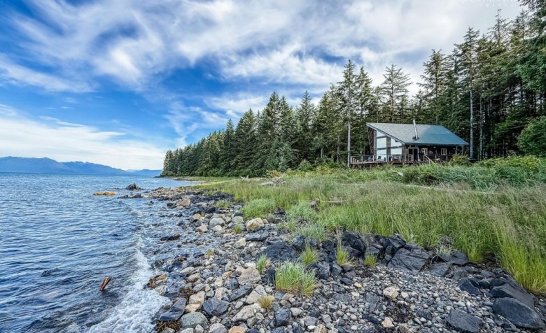 Off-Grid Luxury! 5 Waterfront Acres!